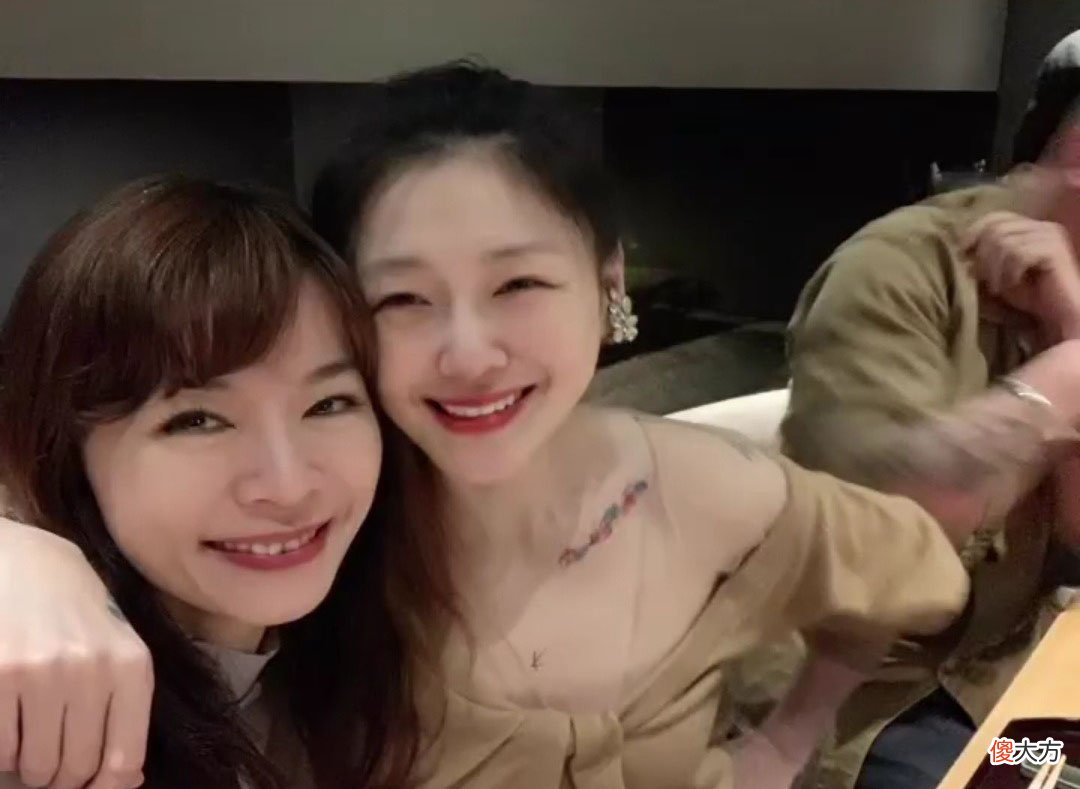 【就爱时尚】大S携二婚丈夫日料店用餐，穿露肩装打扮似少女，不愧是大叔的菜
