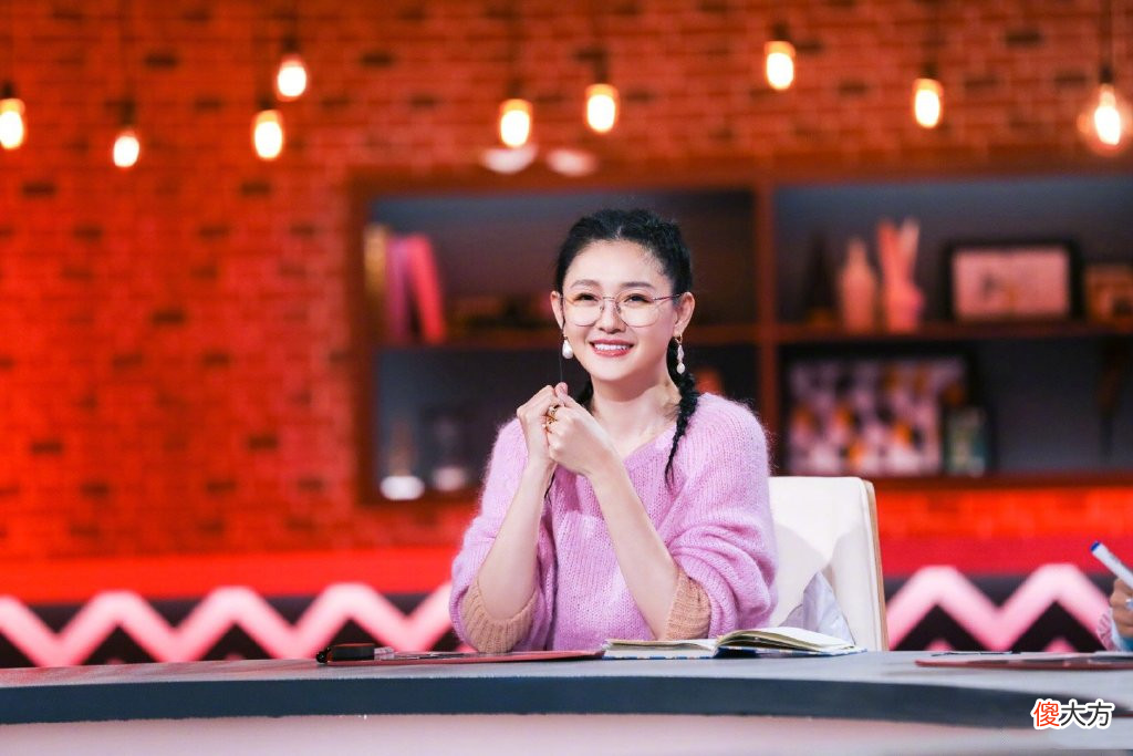 【就爱时尚】大S携二婚丈夫日料店用餐，穿露肩装打扮似少女，不愧是大叔的菜