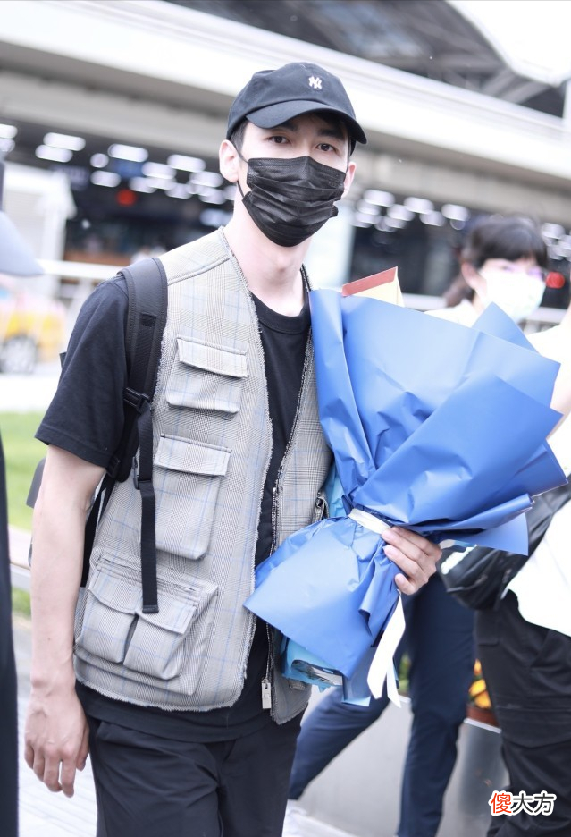 【就爱时尚】武大靖的瘦高身材挺占优势，套件工装马甲就变潮男，气质挺特别的