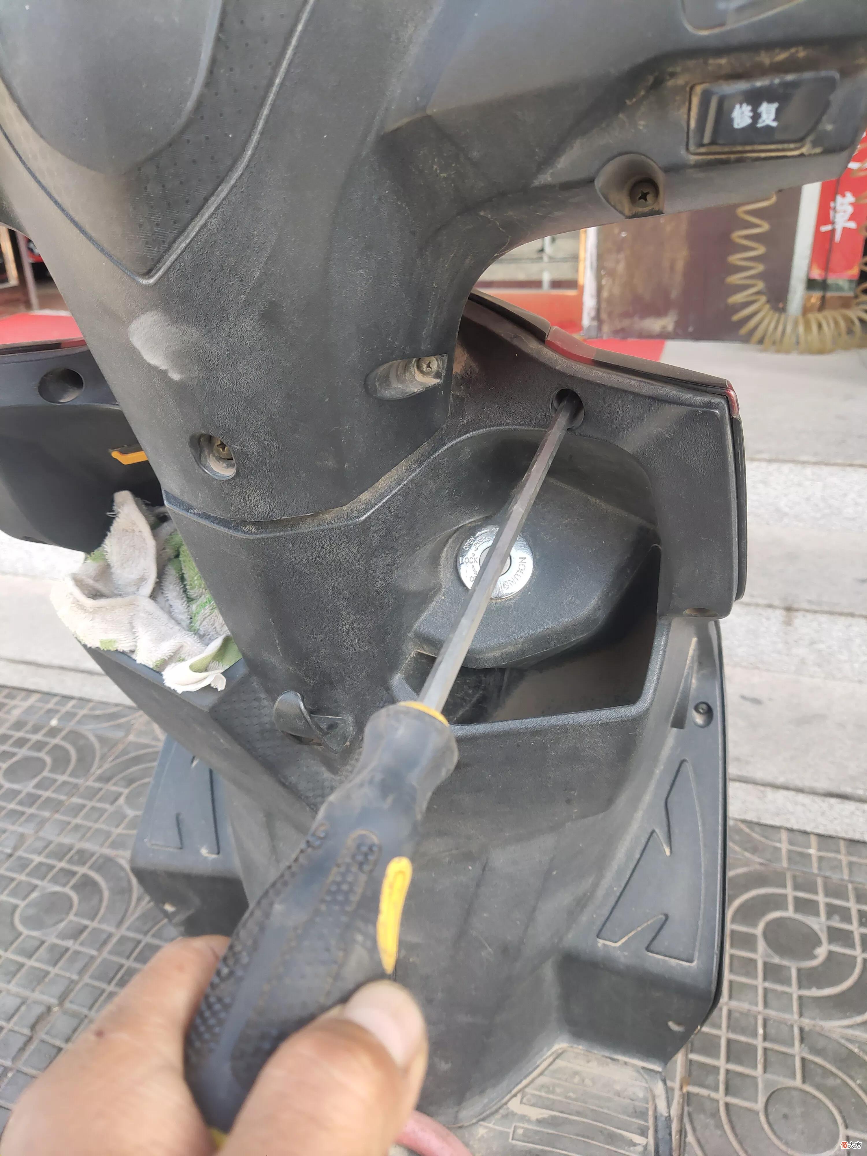 电动车钥匙被锁在车座里怎么办 电动车钥匙锁在车座底下怎么办