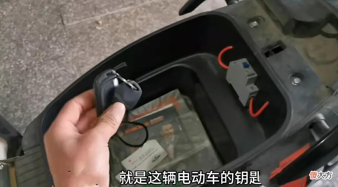 电动车钥匙被锁在车座里怎么办 电动车钥匙锁在车座底下怎么办