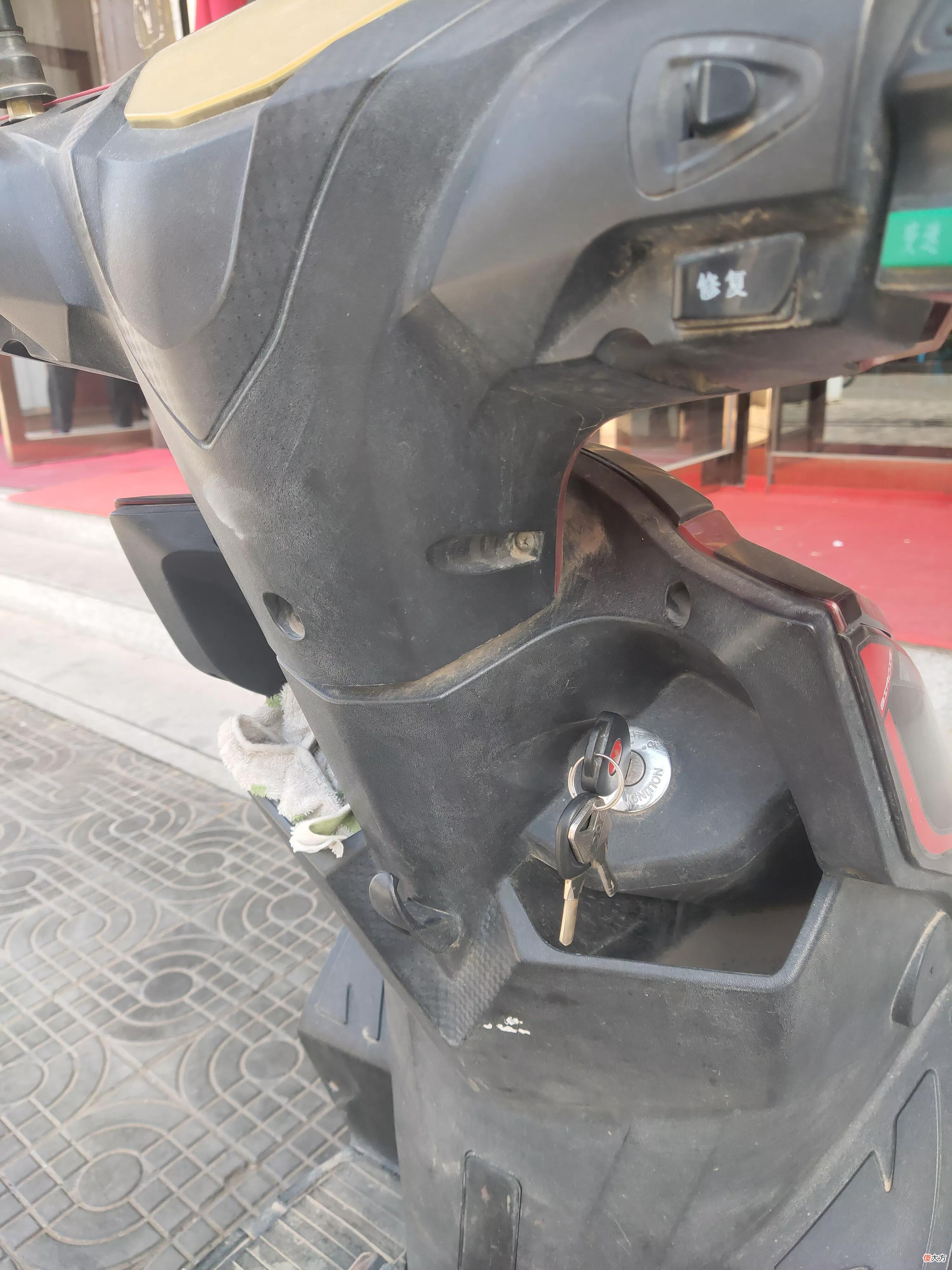 电动车钥匙被锁在车座里怎么办 电动车钥匙锁在车座底下怎么办