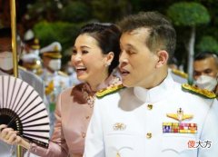 【历史故事】70岁泰王发型凌乱，在苏提达身边不修边幅，完美一面留给西拉米