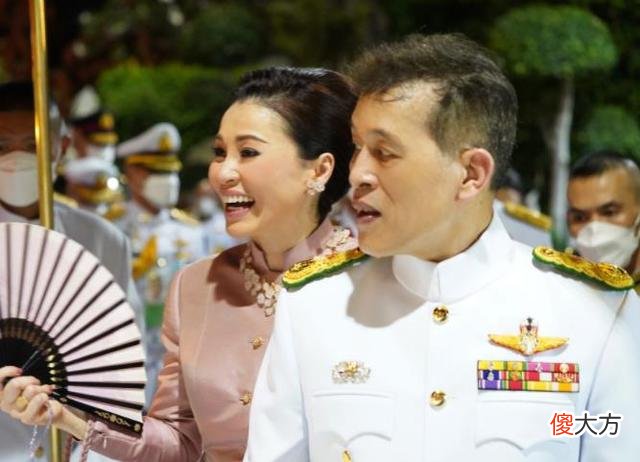【历史故事】70岁泰王发型凌乱，在苏提达身边不修边幅，完美一面留给西拉米