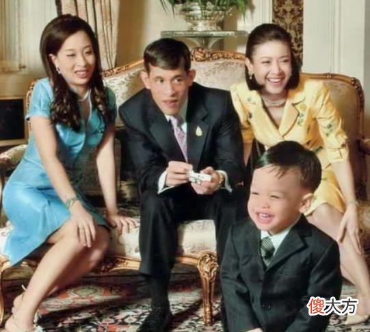 【历史故事】70岁泰王发型凌乱，在苏提达身边不修边幅，完美一面留给西拉米