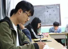 34岁研究生与父母天人永隔，不懂得拒绝的孩子，长大很容易吃亏