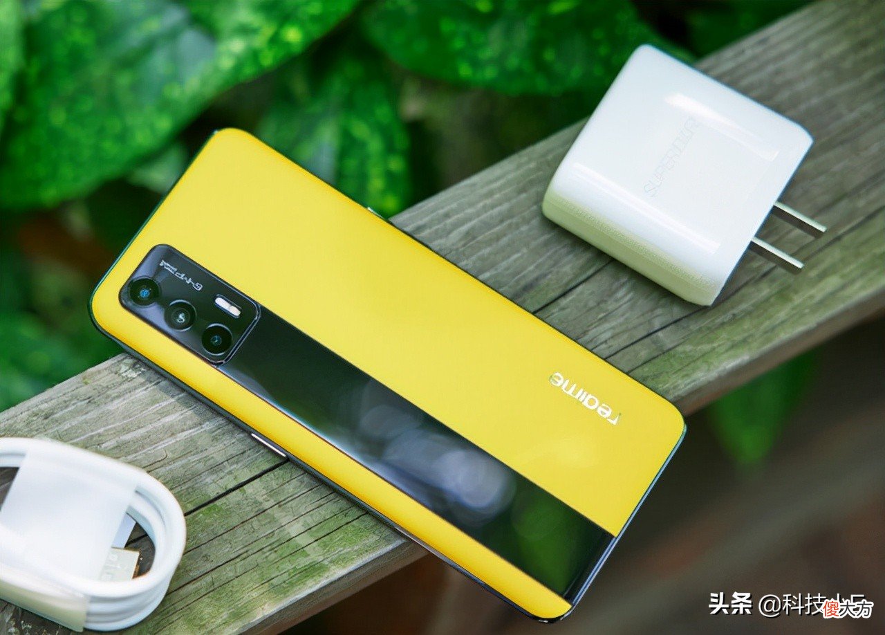 从2499跌至1699元，天玑1200+65W闪充，12+256GB手机加速退场