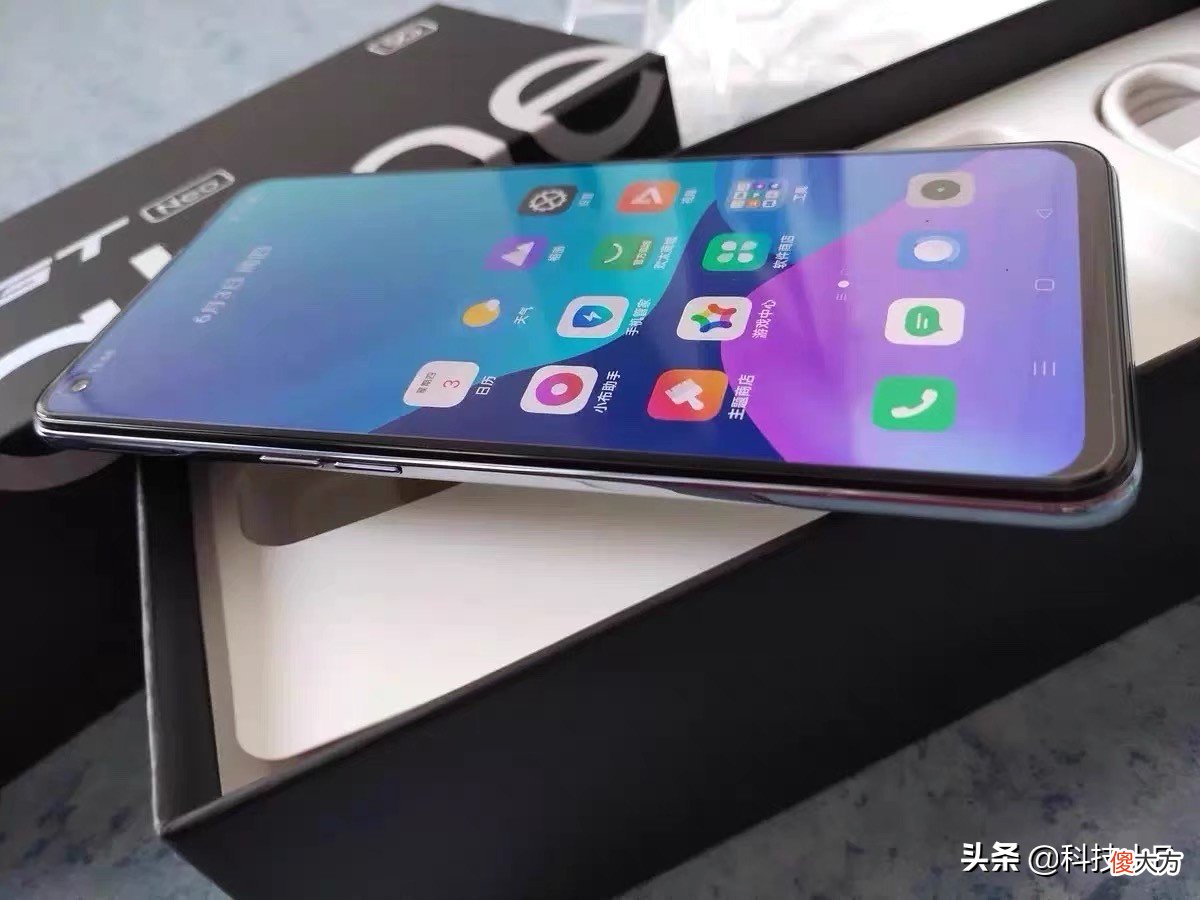 从2499跌至1699元，天玑1200+65W闪充，12+256GB手机加速退场