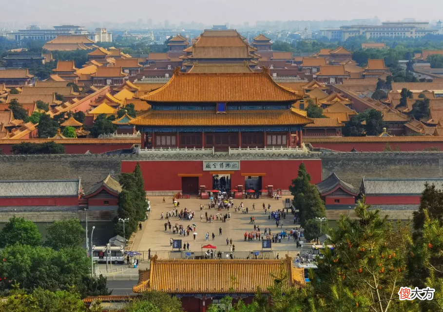 开国大典前的故宫：出动7万人，历经9个月，清理出25万立方米垃圾