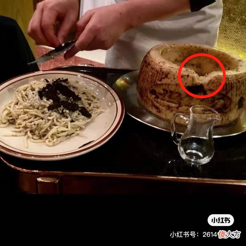 男网红咬过的芝士，被餐厅继续卖给客人！网友：花钱吃口水？