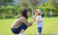 3岁儿子专注力超强，只因婆婆提供了一个“笨方法”，方法可借鉴