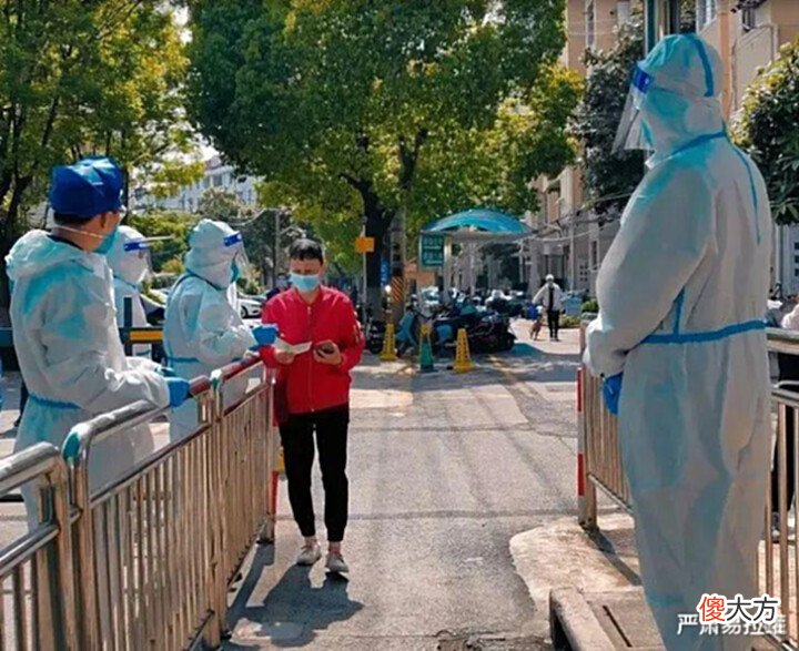 【爱历史】解封中的上海太魔幻? 民众挑着扁担采购, 骑驴出门, 犹如西天取经!