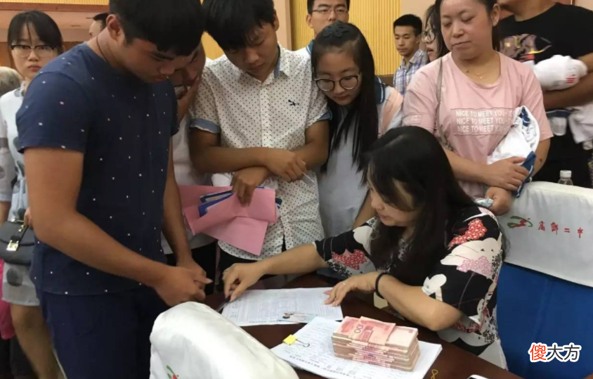 女大学生申请助学金 助学金申请 大学生