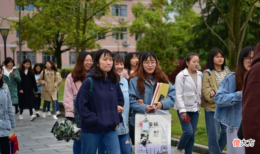 女大学生申请助学金 助学金申请 大学生