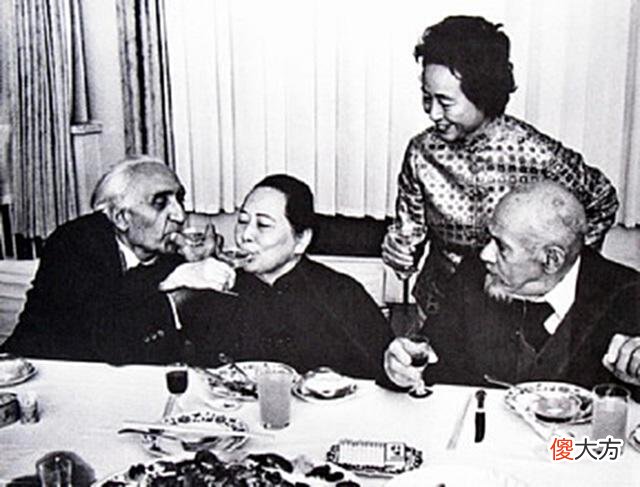 【历史故事】周总理和官员夫人跳舞，对方多次表示不想出国，周总理便不再说话