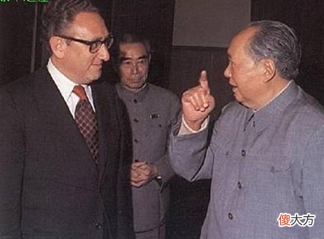 【历史故事】周总理和官员夫人跳舞，对方多次表示不想出国，周总理便不再说话
