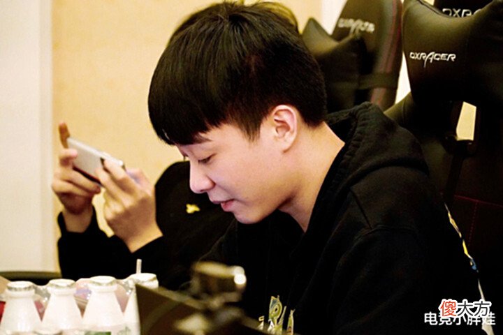 【游戏世界】AG超玩会上野终成“背锅位”, 初晨跟啊泽会同时被挂牌, 结局却完全不同