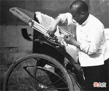 【爱历史】“清朝王爷”北京拉车38年, 1小时收150元, 称: 我就值这个价