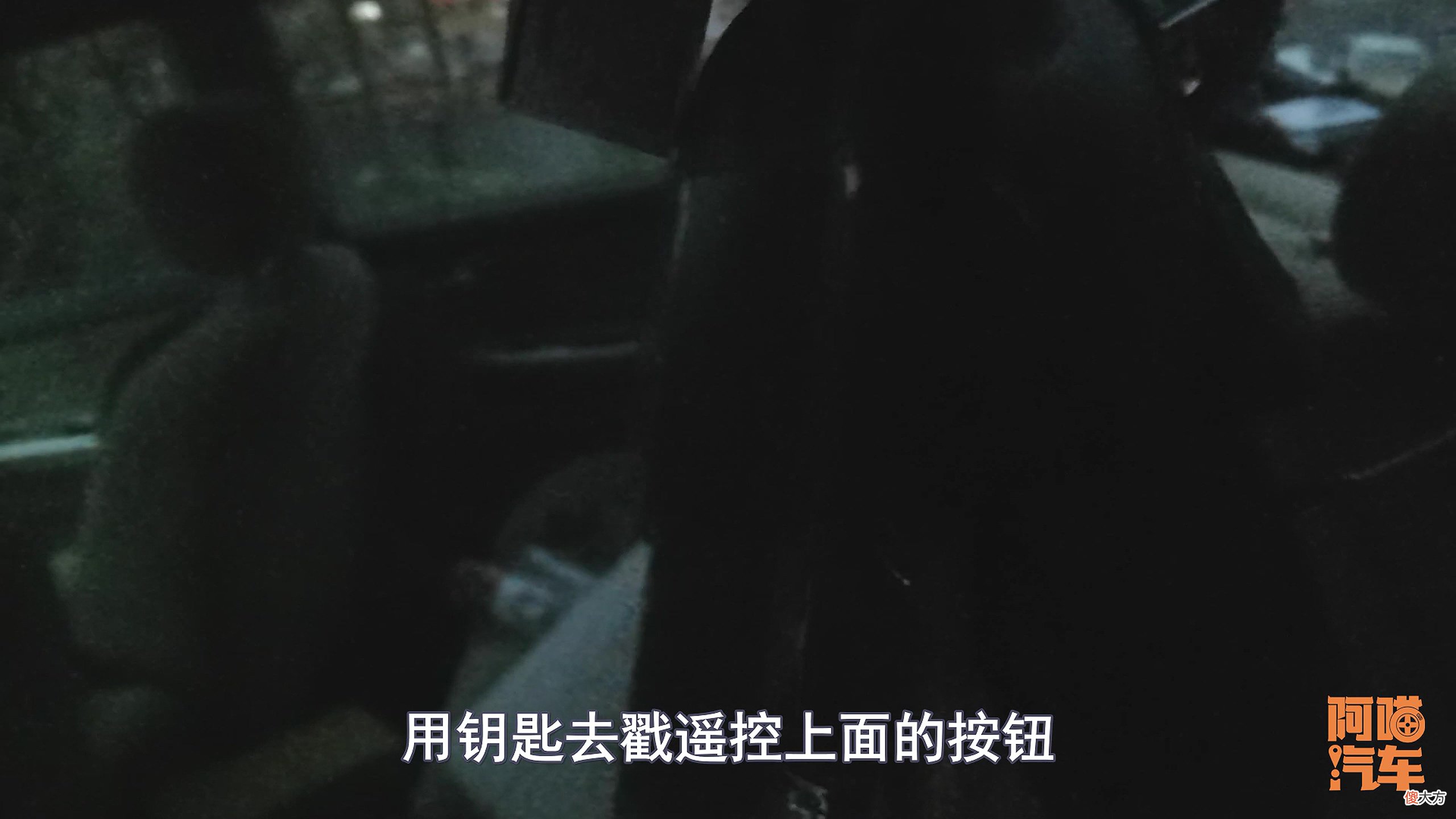 钥匙锁在车里了咋办 如果钥匙锁在车里了怎么办