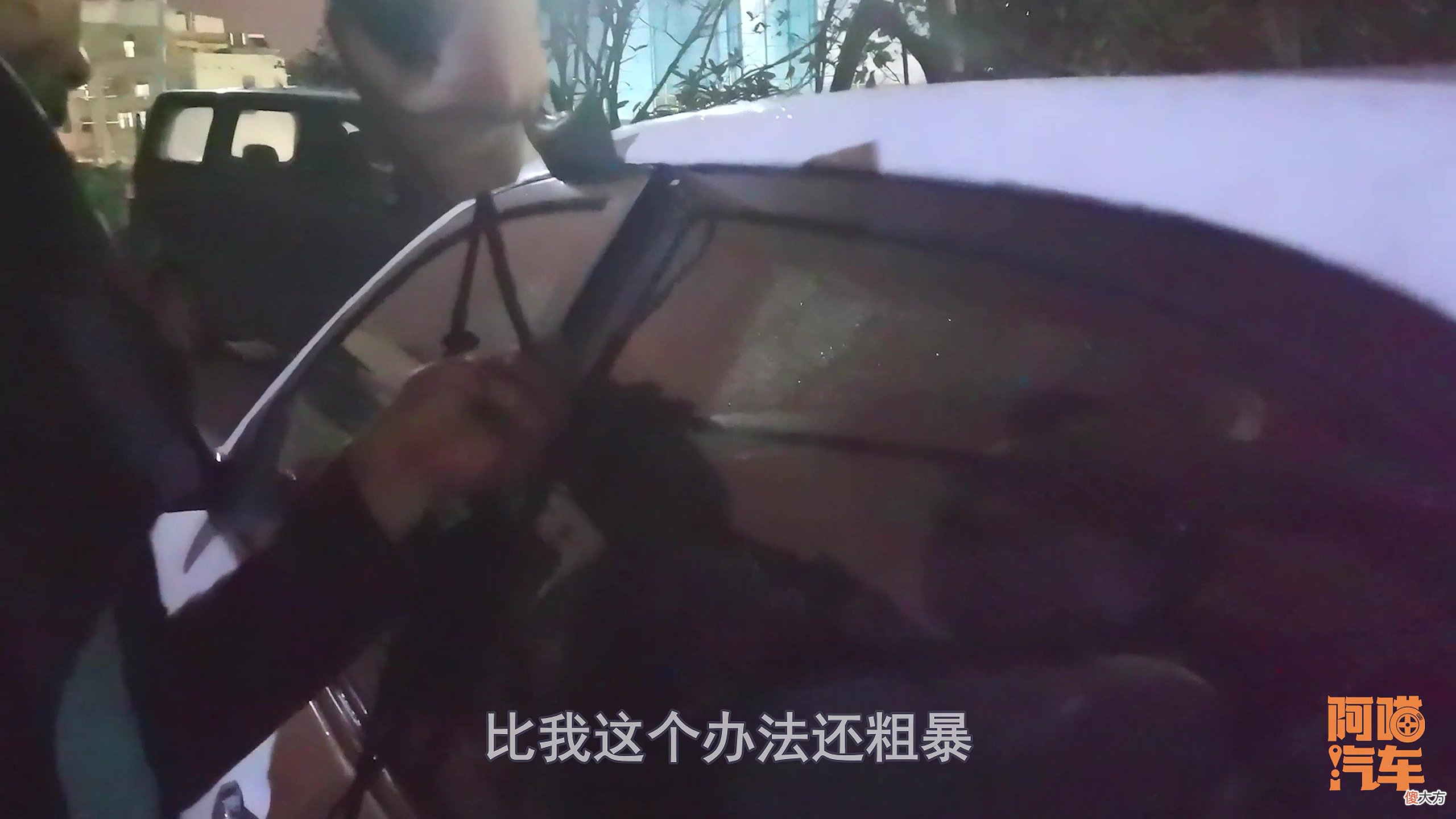 钥匙锁在车里了咋办 如果钥匙锁在车里了怎么办