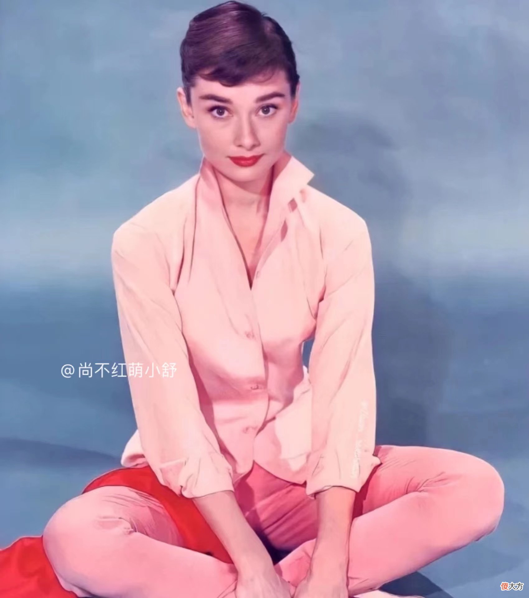 【就爱时尚】赫本晚年满脸皱纹也不扮嫩，穿素衣时髦，网友：这女人美了一辈子