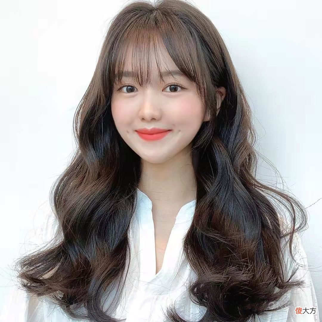 圆脸的女生怎么烫发显脸小 圆脸烫什么发型显脸小
