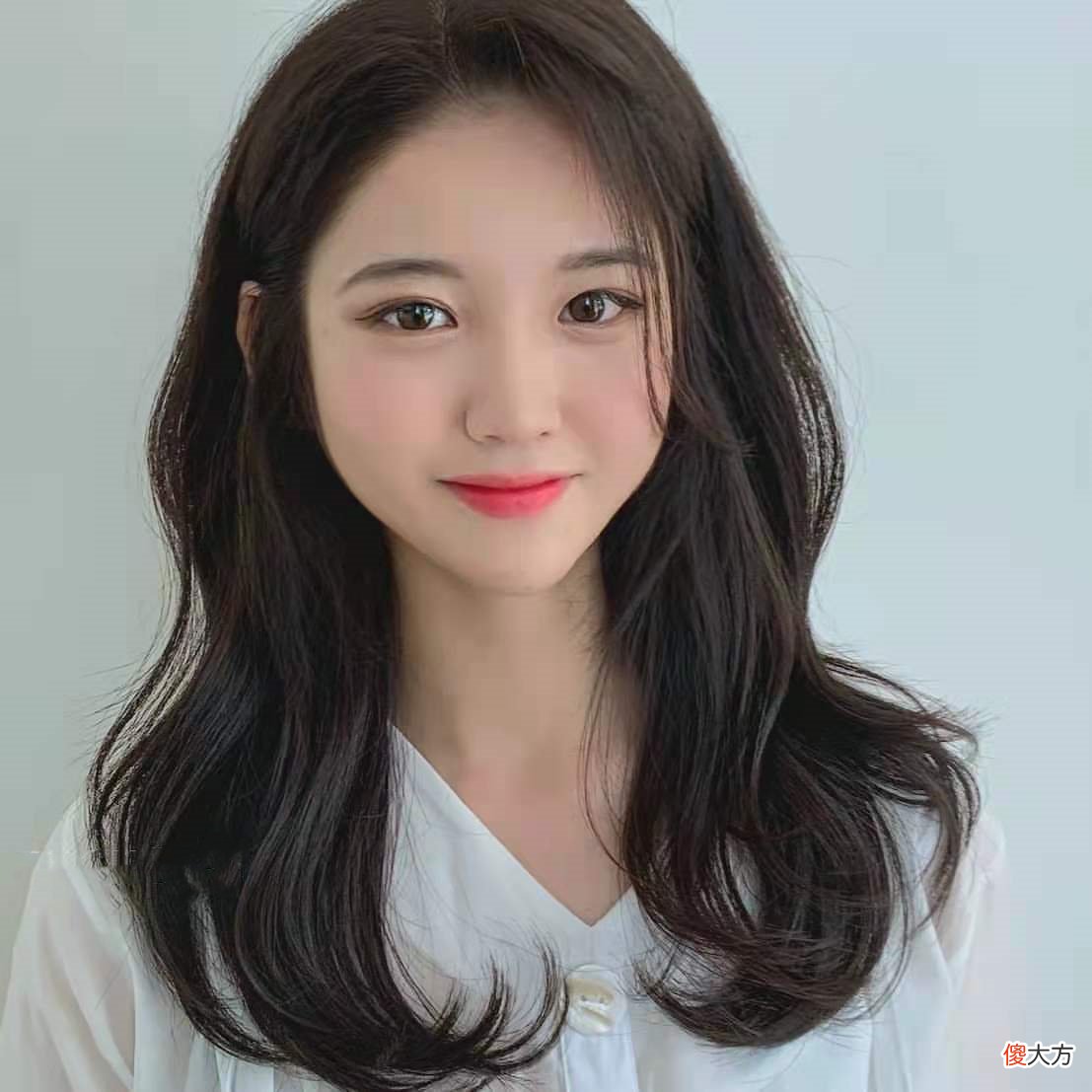 圆脸的女生怎么烫发显脸小 圆脸烫什么发型显脸小