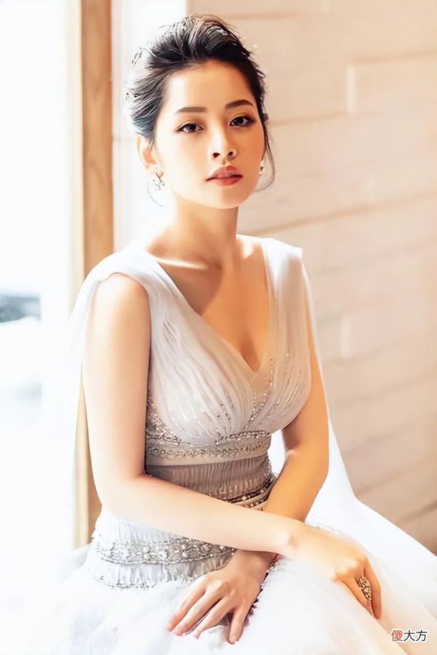 【时尚一点】越南国宝级女神ChiPu，普通家庭靠选美出道，多样穿搭彰显时尚魅力