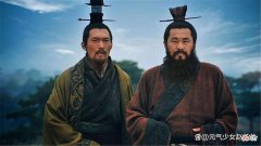 【爱历史】群雄逐鹿之时，如果刘备降曹，结局是像张绣还是像吕布？