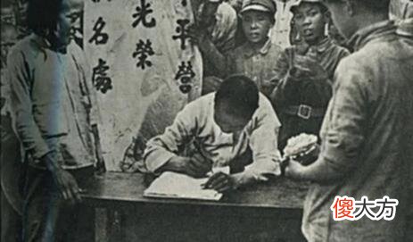 【历史故事】86岁老妇看病，露出手臂吓得医生赶紧报警，拿出证件后民警敬礼