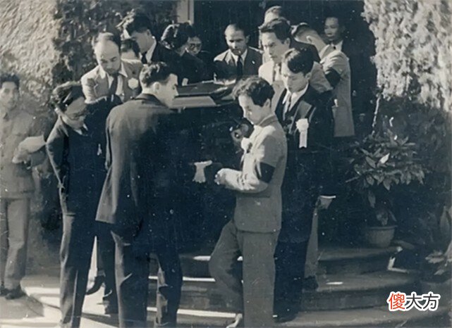 【爱历史】1956年鲁迅迁葬，揭开墓穴盖板，半玻璃棺材内意外涌出大量紫红色水