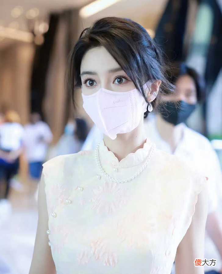 【时尚一点】Baby不愧是颜霸！新路透穿紧身开叉旗袍美成民国小娇妻，离婚后绝美