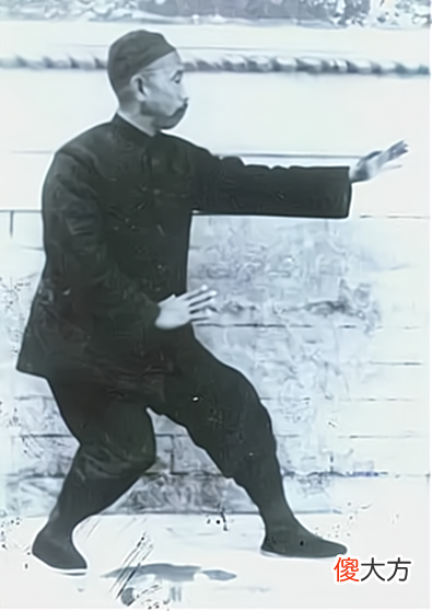 【爱历史】老人是“武术宗师”，71岁仍施展绝技，将军：他的品德比功夫更高