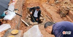 【历史故事】村民在棺材上睡30年？老宅翻修挖出千年红棺，专家命令全员撤离