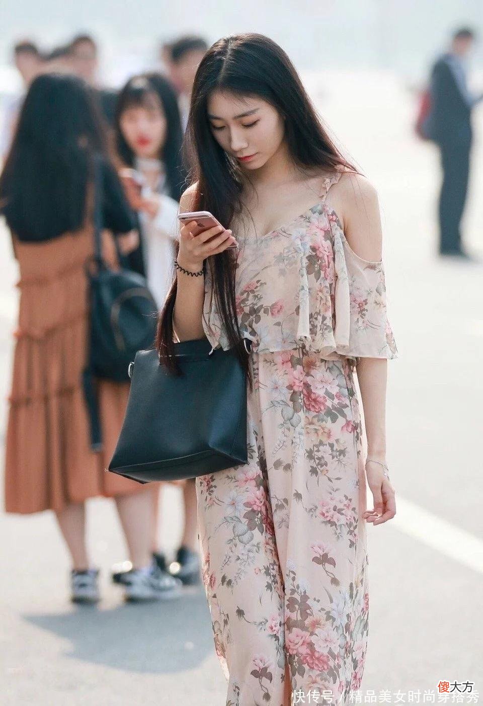 【时尚一点】夏日休闲简约穿搭：碎花连体裤、吊带伞裙、高跟鞋穿出不一样的美