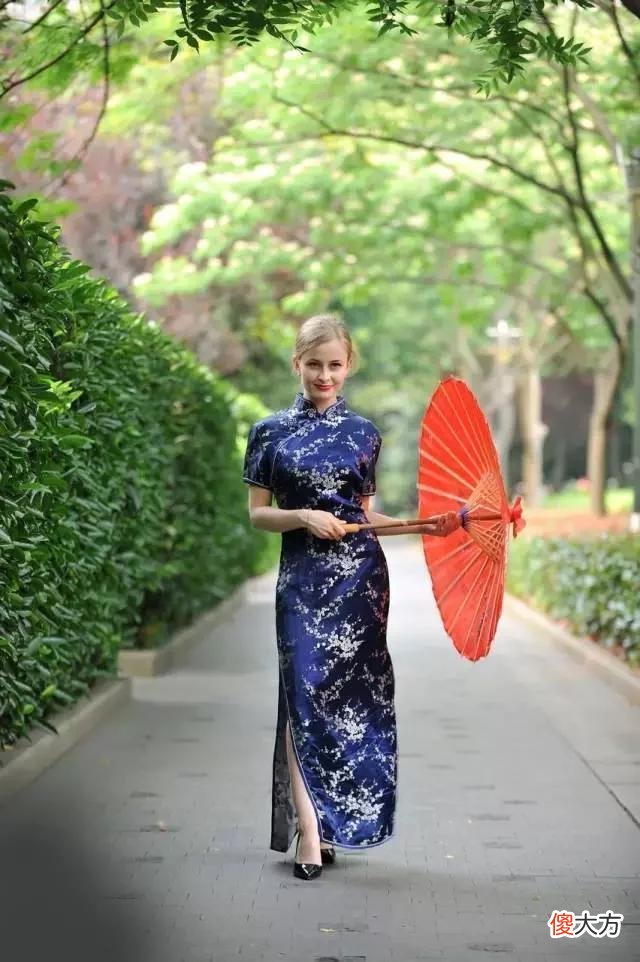 【就爱时尚】当俄罗斯美女穿上中国旗袍