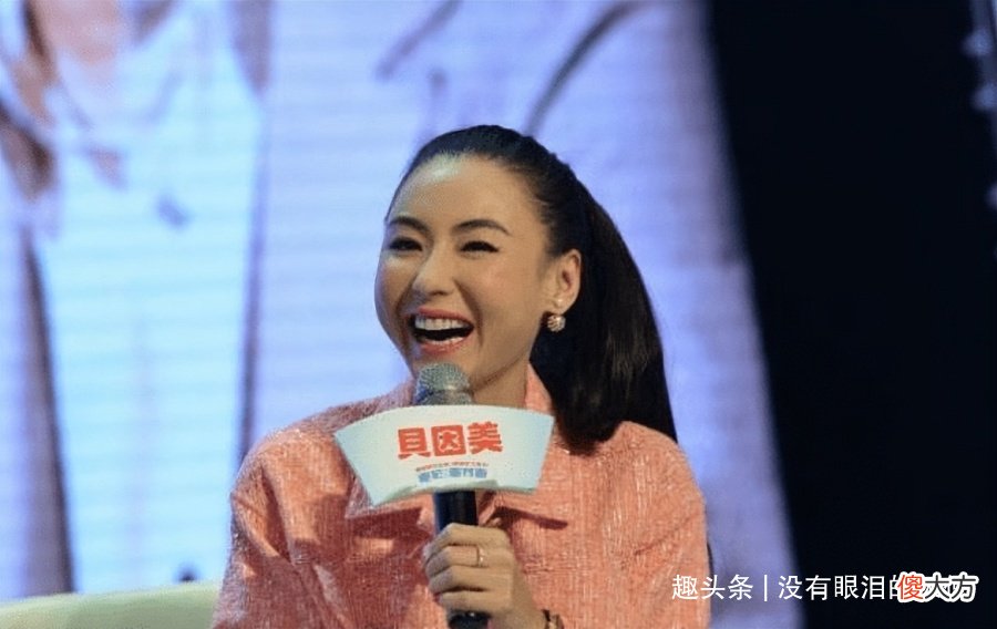 【时尚一点】张柏芝苹果肌饱满却很僵硬，脸部蜡黄穿粉色也不显嫩？？