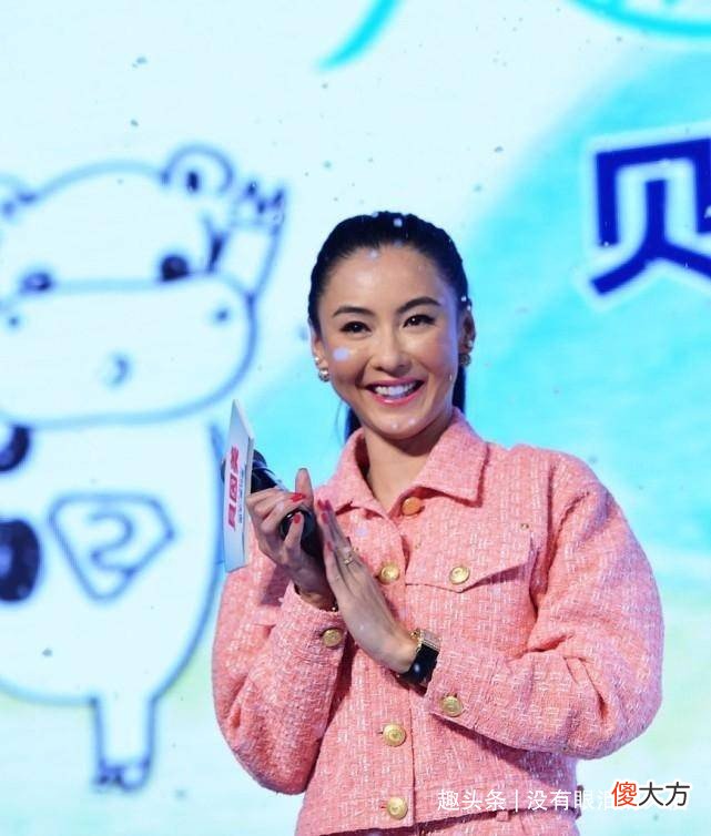 【时尚一点】张柏芝苹果肌饱满却很僵硬，脸部蜡黄穿粉色也不显嫩？？