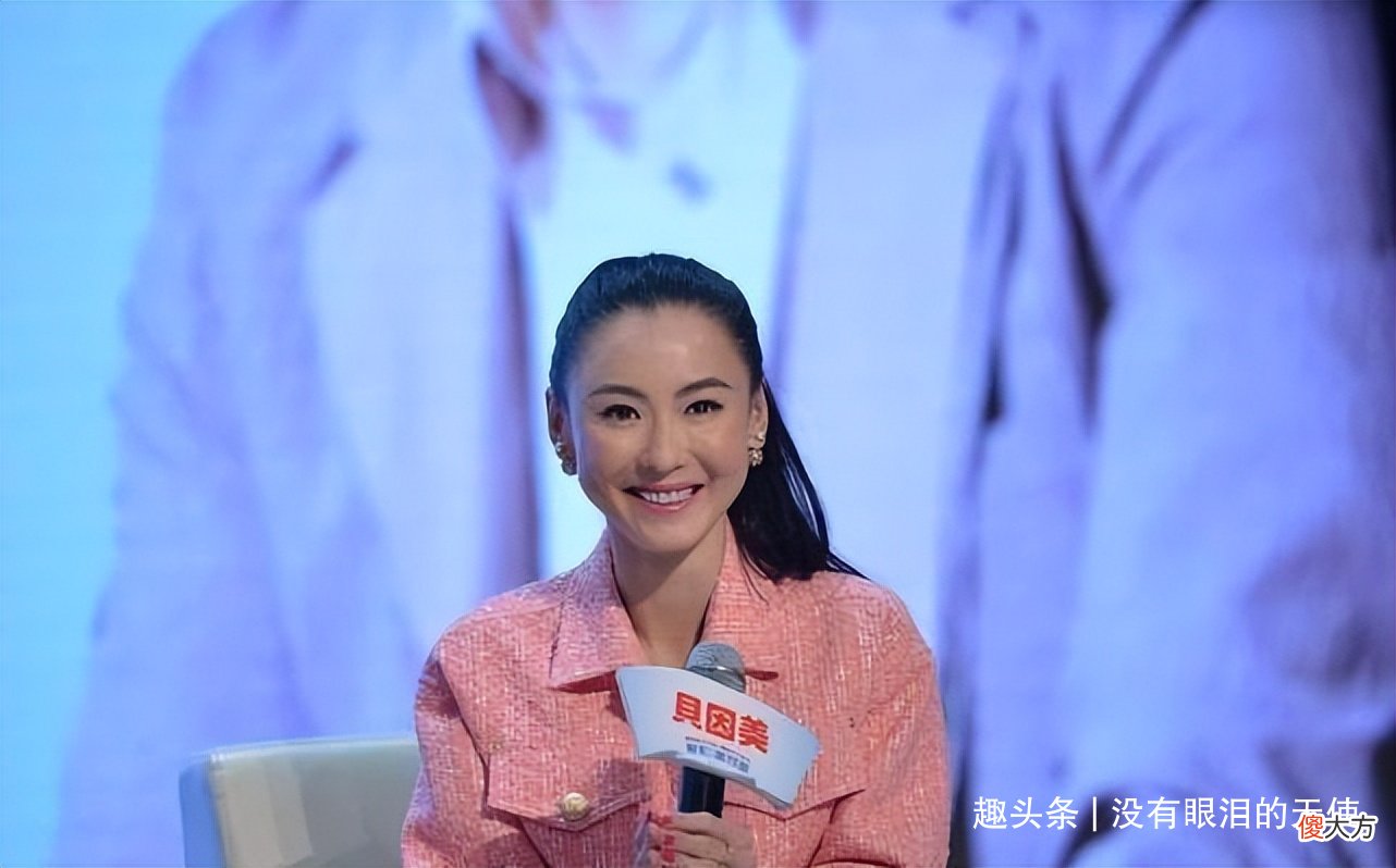 【时尚一点】张柏芝苹果肌饱满却很僵硬，脸部蜡黄穿粉色也不显嫩？？