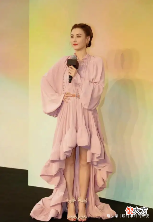【时尚一点】张柏芝苹果肌饱满却很僵硬，脸部蜡黄穿粉色也不显嫩？？
