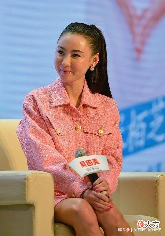 【时尚一点】张柏芝苹果肌饱满却很僵硬，脸部蜡黄穿粉色也不显嫩？？