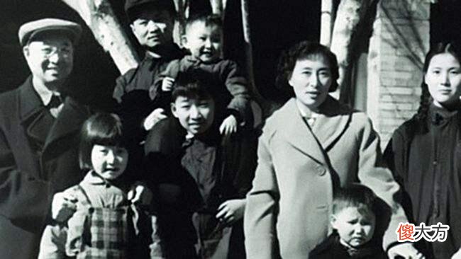 【历史故事】1941年，陈赓看话剧哭成泪人，邻座邓公立刻电请上层：成全他俩