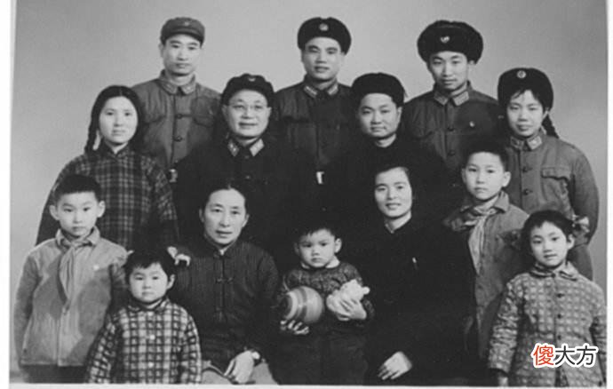 【历史故事】1941年，陈赓看话剧哭成泪人，邻座邓公立刻电请上层：成全他俩