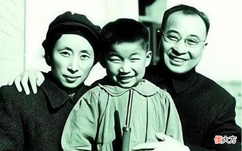【历史故事】1941年，陈赓看话剧哭成泪人，邻座邓公立刻电请上层：成全他俩