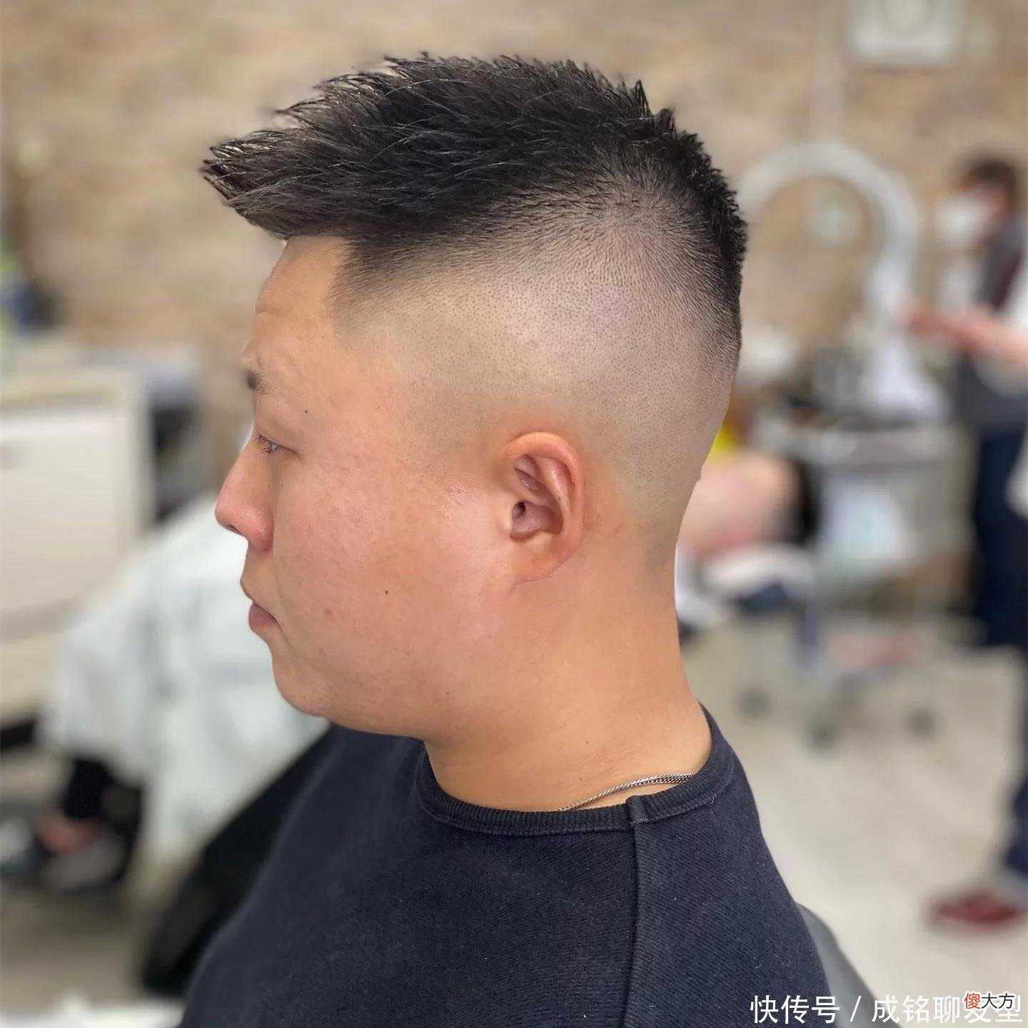 【时尚一点】最火的男士夏季发型，两边“推掉”中间造型，精干帅气又有男人味