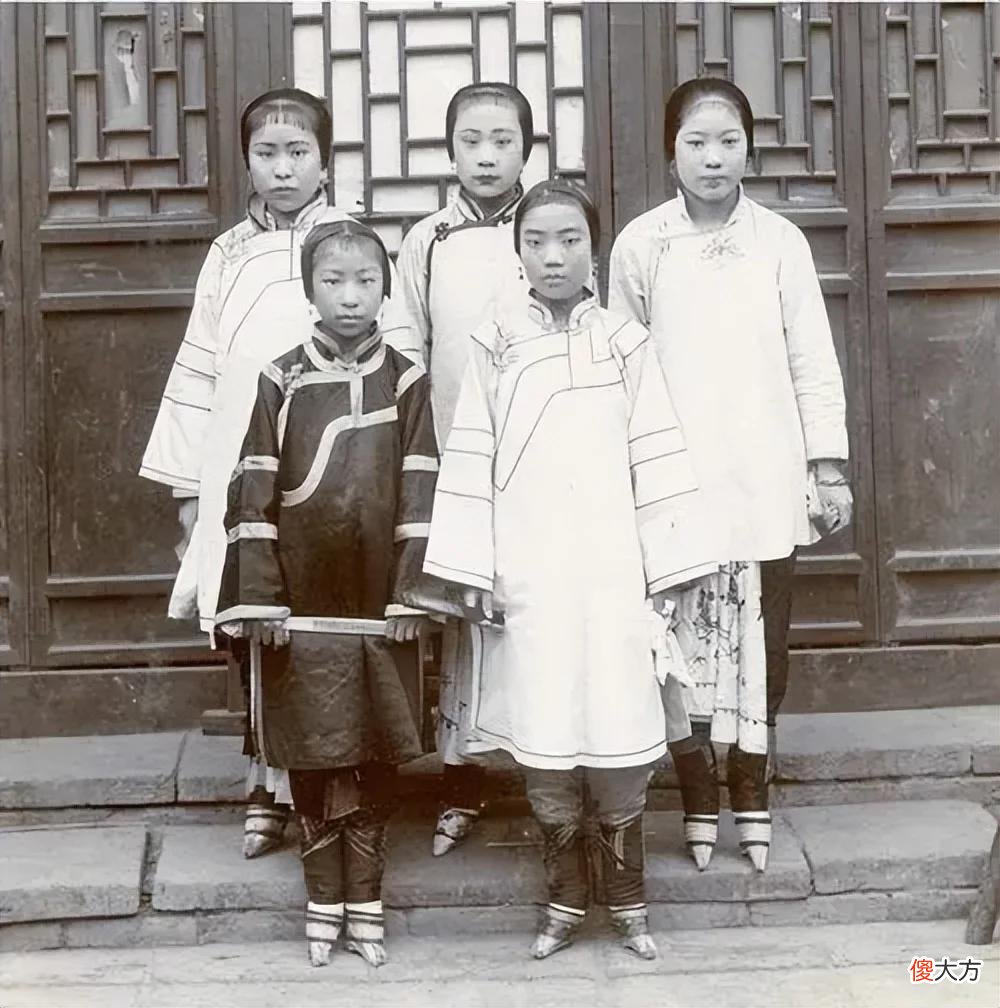 【就爱时尚】后宫妃嫔的绣花鞋，比高跟鞋还难穿，究竟有什么意头？