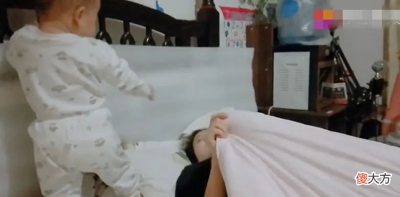儿子非要奶睡，妈妈假装蒙头睡，宝宝的动作惹人疼