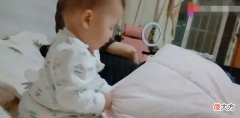 儿子非要奶睡，妈妈假装蒙头睡，宝宝的动作惹人疼