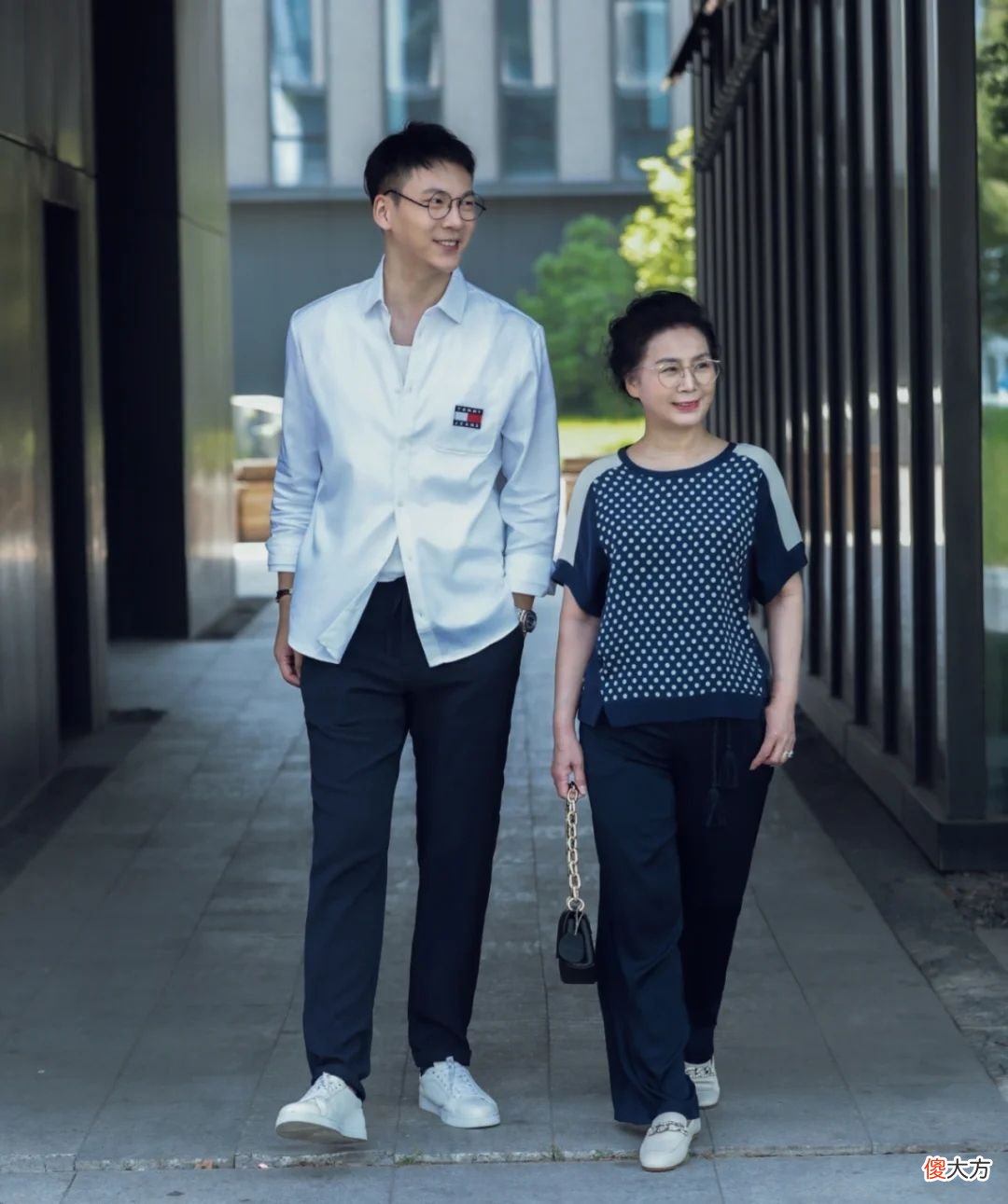 【就爱时尚】这才是60岁妈妈的体面：穿搭简约却有高级感，不扮嫩反而更耐看