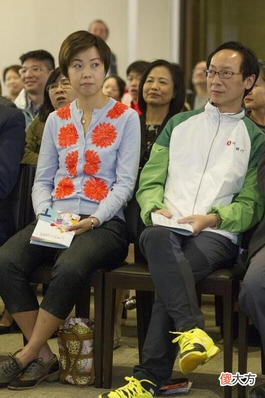 【就爱时尚】张怡宁嫁入豪门仍低调，穿开衫＋8分裤虽简单朴素，却蛮有高级感